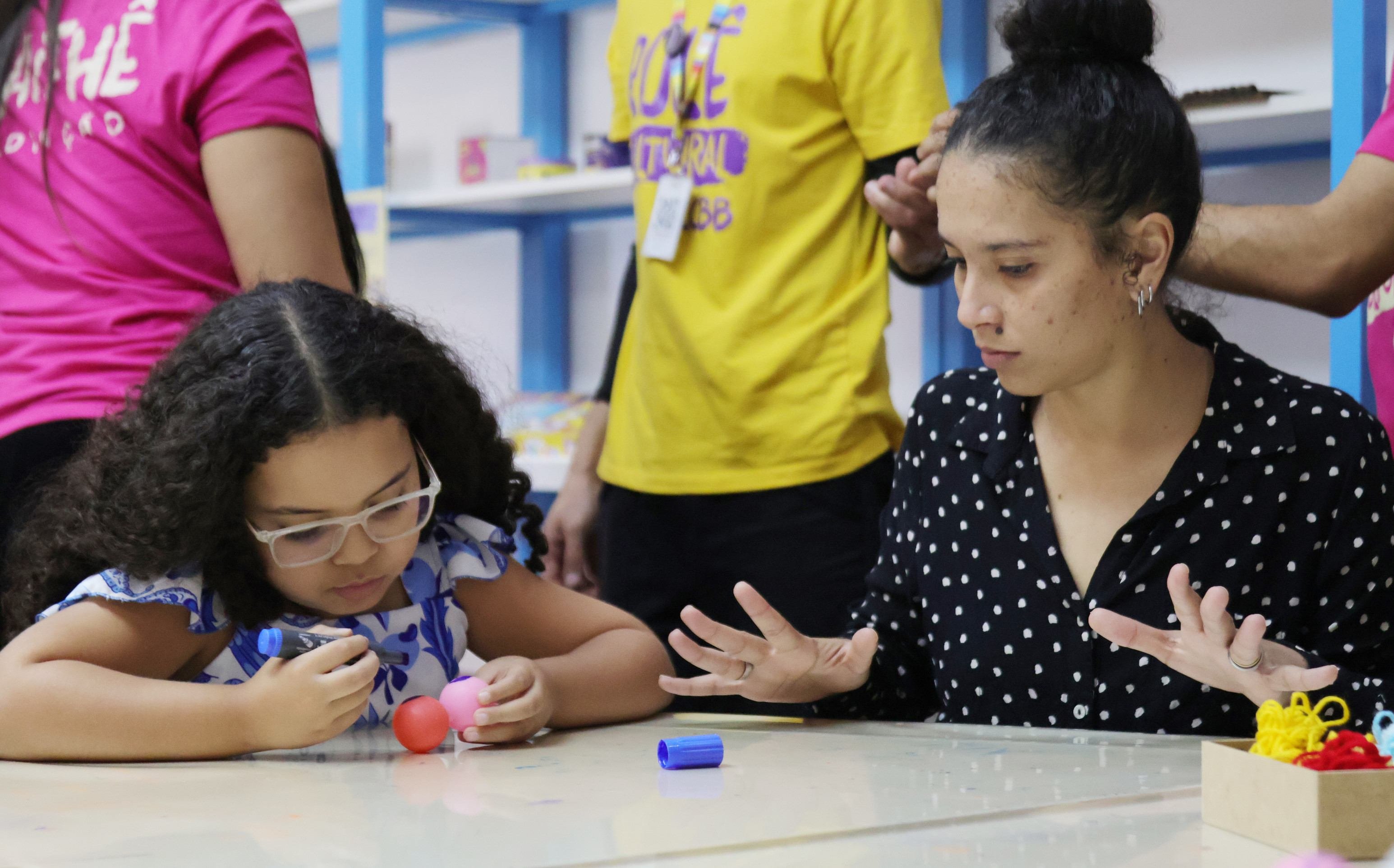 A contadora Danielle Rosa Contes e a filha Helena se divertem durante a atividade