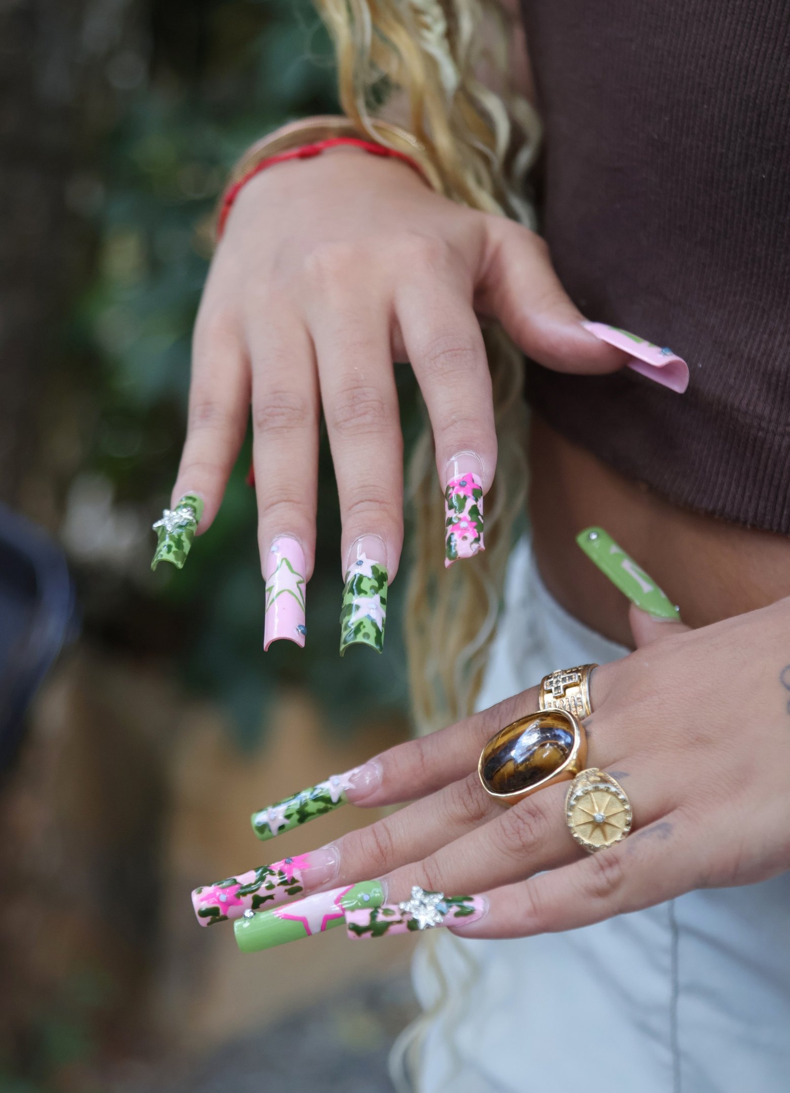 Malu Antunes mostra o colorido das unhas     