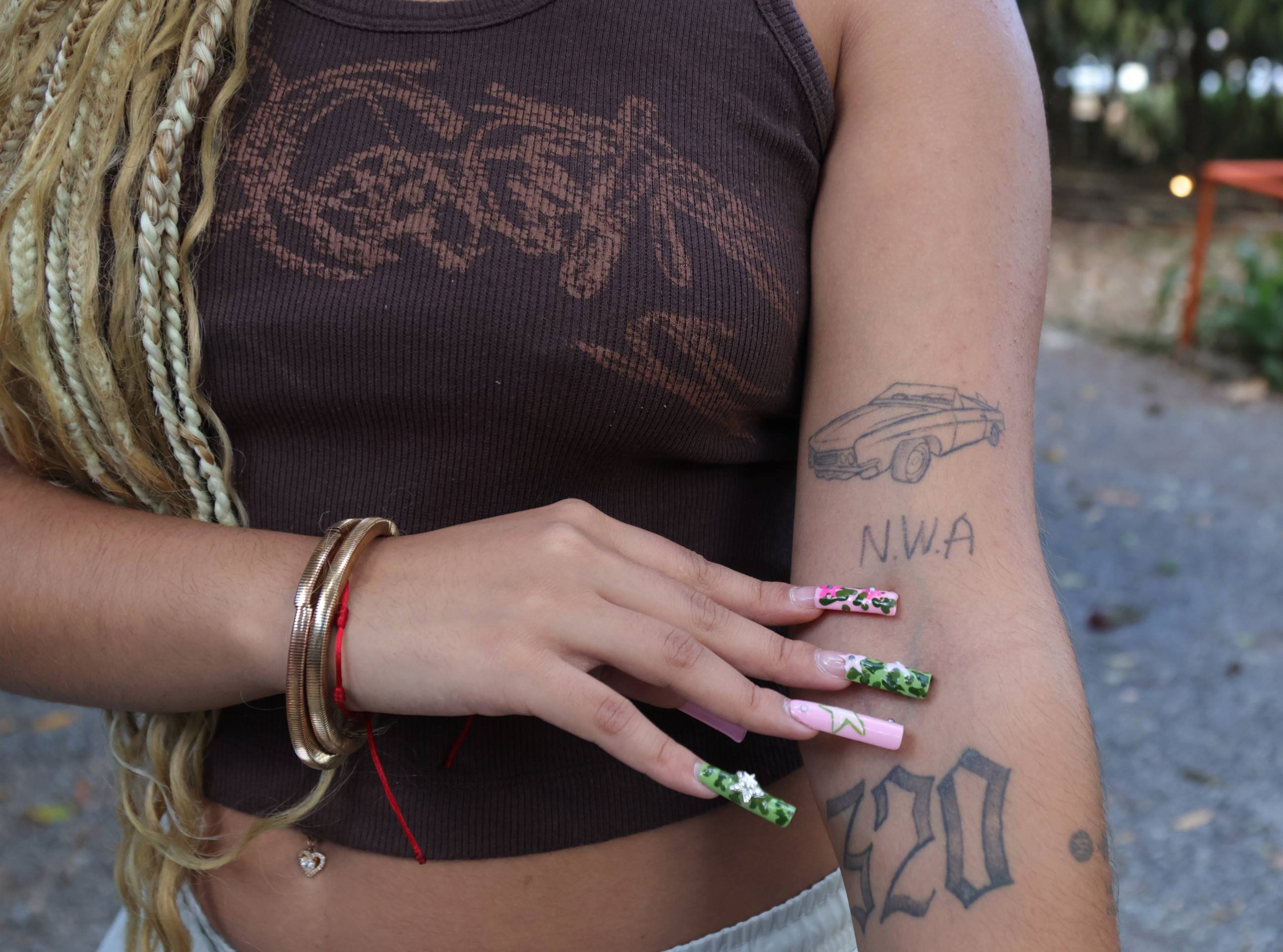A estudante e produtora cultural Malu Antunes descobriu a pr&oacute;pria identidade por meio da moda. Na foto, ela mostra as tatuagens