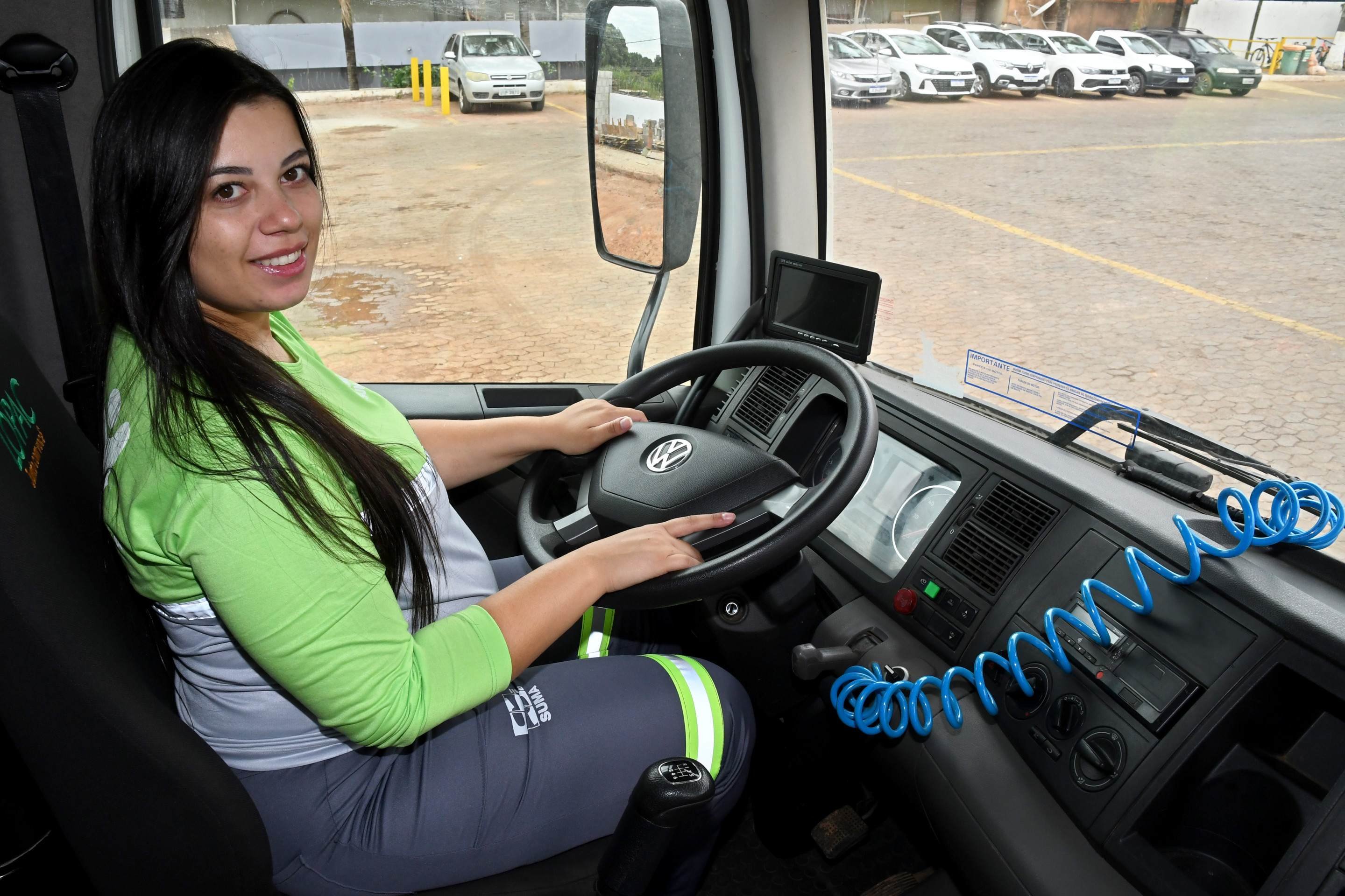 Tamara Dias come&ccedil;ou a trabalhar no SLU como gari e hoje &eacute; uma das seis mulheres entre os 520 motoristas da empresa