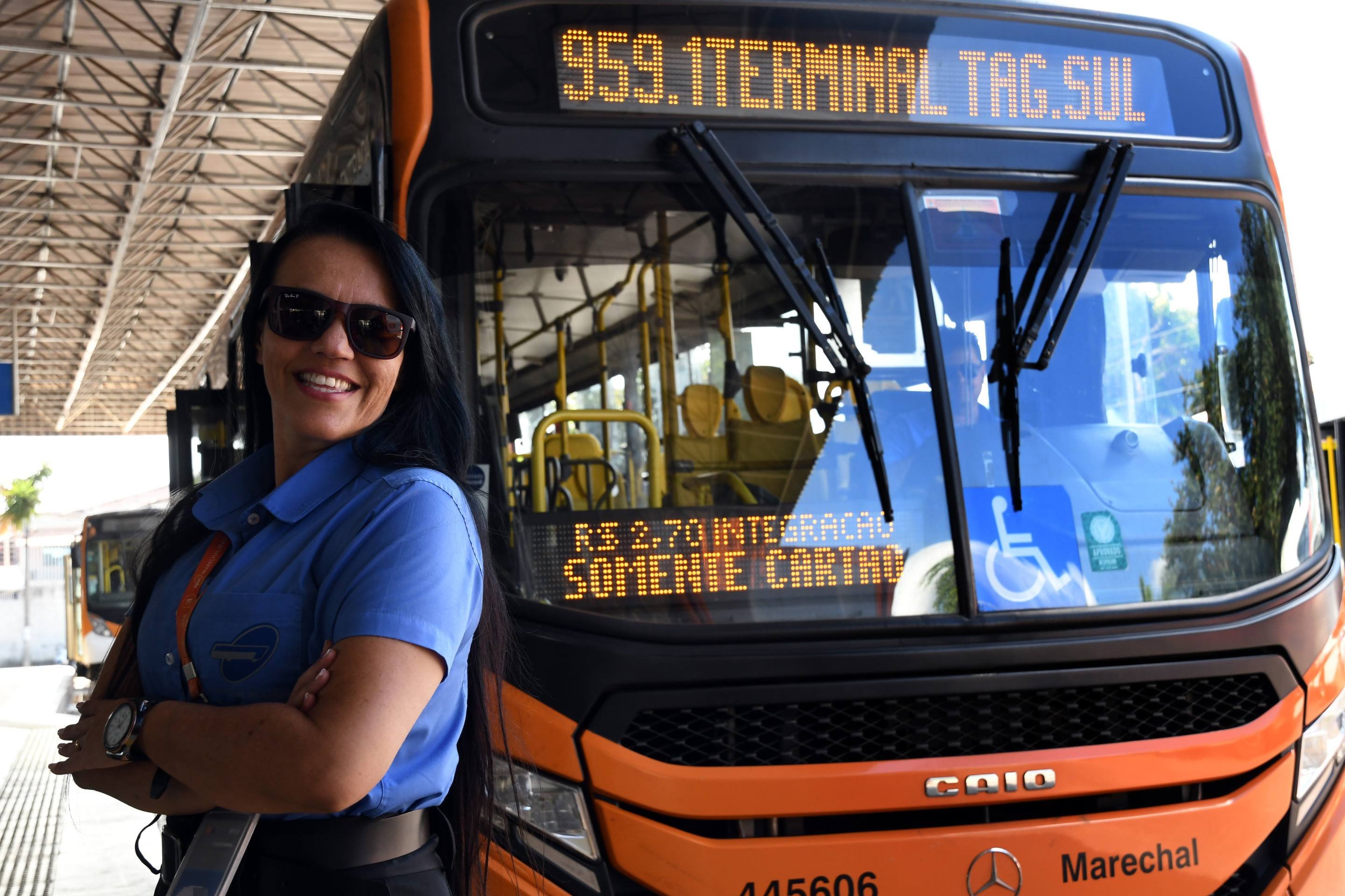 Tatiana Keller deixou a enfermagem para ser motorista de &ocirc;nibus