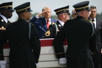 Donald Trump e Pete Hegseth (D), secretário da Defesa, recebem corpos de militares americanos mortos no Oriente Médio  -  (crédito: Saul Loeb/AFP)