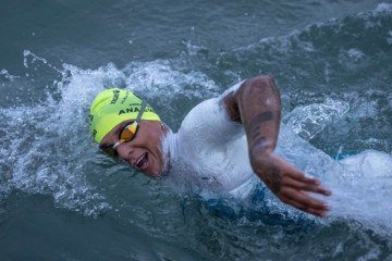 Ana Marcela Cunha bate recorde sul-americano na travessia do Canal da Mancha -  (crédito: Jonne Roriz / COB)