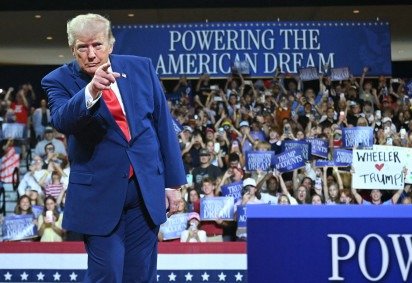  US President Donald Trump arrives to speak at Wheeler High School in Marietta, Georgia, on July 22, 2026. (Photo by SAUL LOEB / AFP) , 2026. 
       -  (crédito:  SAUL LOEB / AFP)
