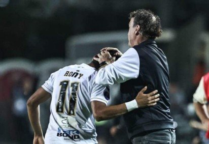 Técnico valorizou postura do elenco em meio a problemas financeiros  -  (crédito: Foto: Divulgação/Santos FC) -Técnico valorizou postura do elenco em meio a problemas financeiros  -  (crédito: Foto: Divulgação/Santos FC)