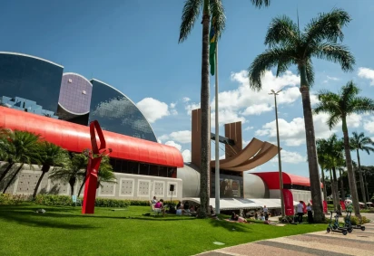 O gramado do Brasília Shopping recebe a segunda edição do Brasília Lê. Evento contará lounges e tapetes ao ar livre  -  (crédito: Reprodução/Brasília Shopping) -O gramado do Brasília Shopping recebe a segunda edição do Brasília Lê. Evento contará lounges e tapetes ao ar livre  -  (crédito: Reprodução/Brasília Shopping)