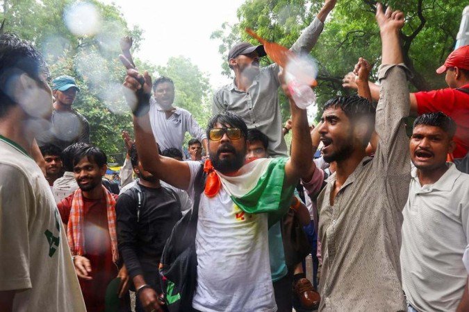 A polícia arrastou o líder do INC, Rahul Gandhi, e o colocou em um ônibus depois que ele protestou em frente à casa de Modi. - (crédito: Reuters) A polícia arrastou o líder do INC, Rahul Gandhi, e o colocou em um ônibus depois que ele protestou em frente à casa de Modi. - (crédito: Reuters)