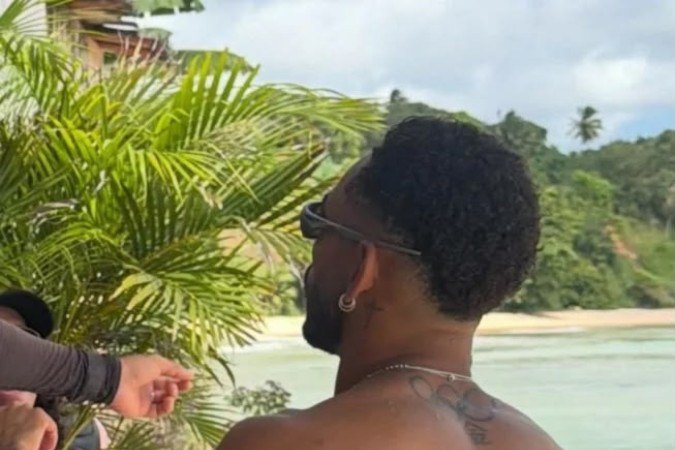 Matheus Cunha mostrando o fisico 