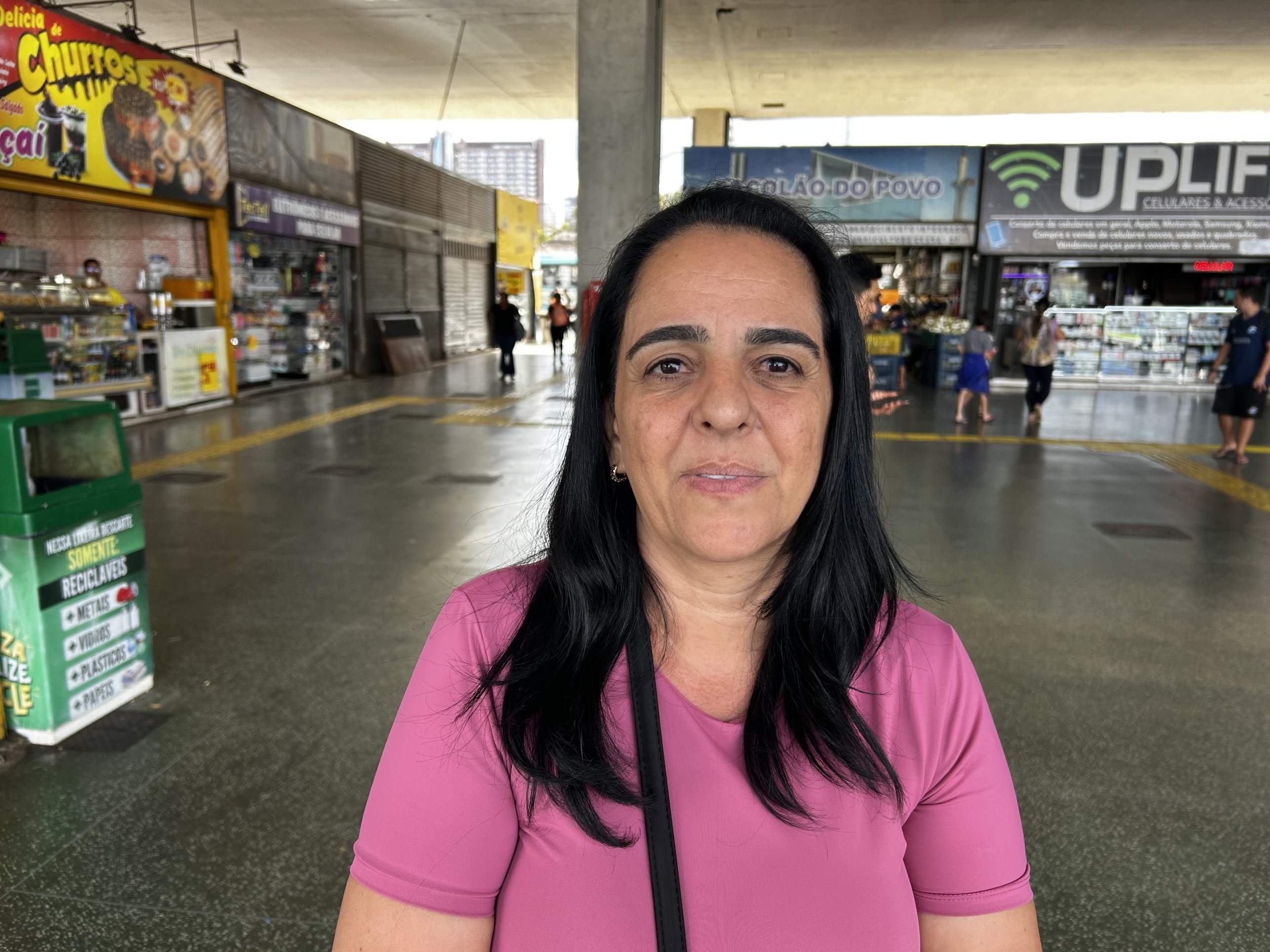 "Acho que os candidatos precisam priorizar a sa&uacute;de p&uacute;blica. Est&aacute; um caos: as filas s&atilde;o enormes e o atendimento &eacute; ruim. A situa&ccedil;&atilde;o n&atilde;o est&aacute; f&aacute;cil para quem necessita do SUS. Sempre que posso, procuro outras alternativas, porque a rede p&uacute;blica enfrenta muitas dificuldades."  Irineia de Souza, 48 anos, t&eacute;cnica de enfermagem, moradora da 26 de Setembro  