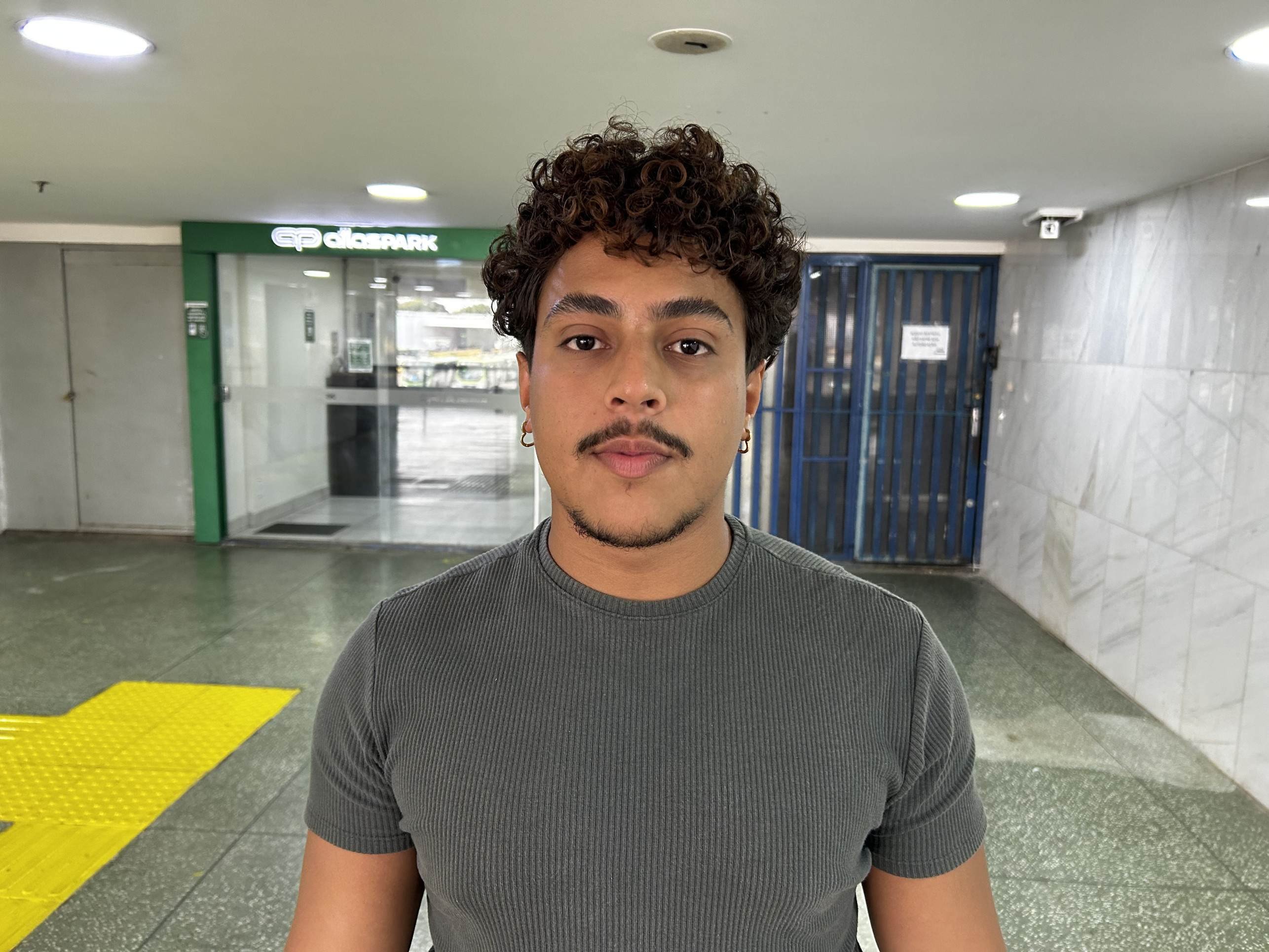 "Acho que o meu candidato tem que priorizar a seguran&ccedil;a, principalmente nas regi&otilde;es administrativas do DF. Moro em Planaltina, estudo e fa&ccedil;o est&aacute;gio no Plano Piloto. Saio muito cedo e volto muito tarde, ent&atilde;o sinto esse problema na rotina. Pegar &ocirc;nibus &agrave; noite e caminhar da parada at&eacute; a minha casa, mesmo em uma dist&acirc;ncia curta, acaba sendo um percurso perigoso." 