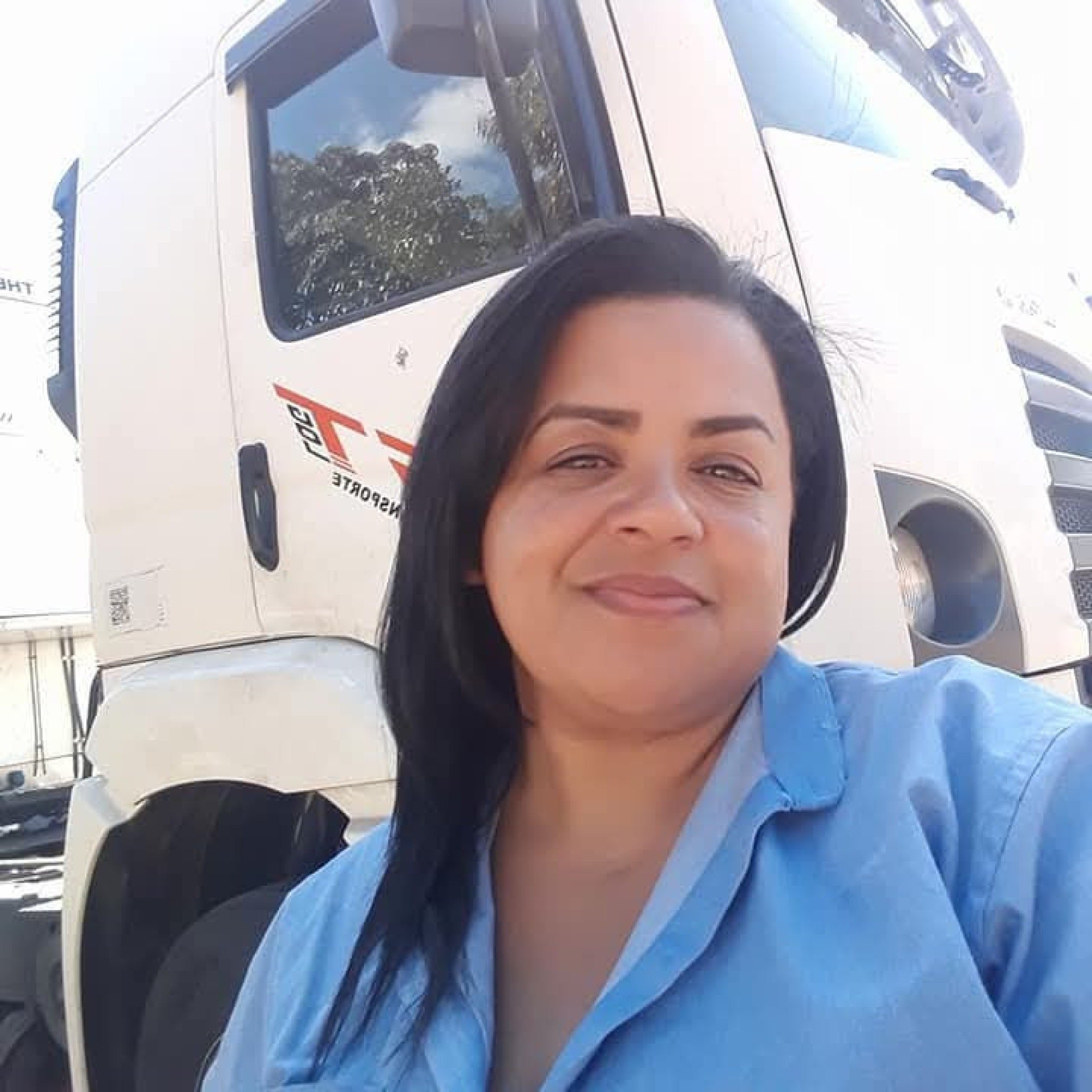 V&acirc;nia Ara&uacute;jo dirigia carretas e, agora, &ocirc;nibus de turismo