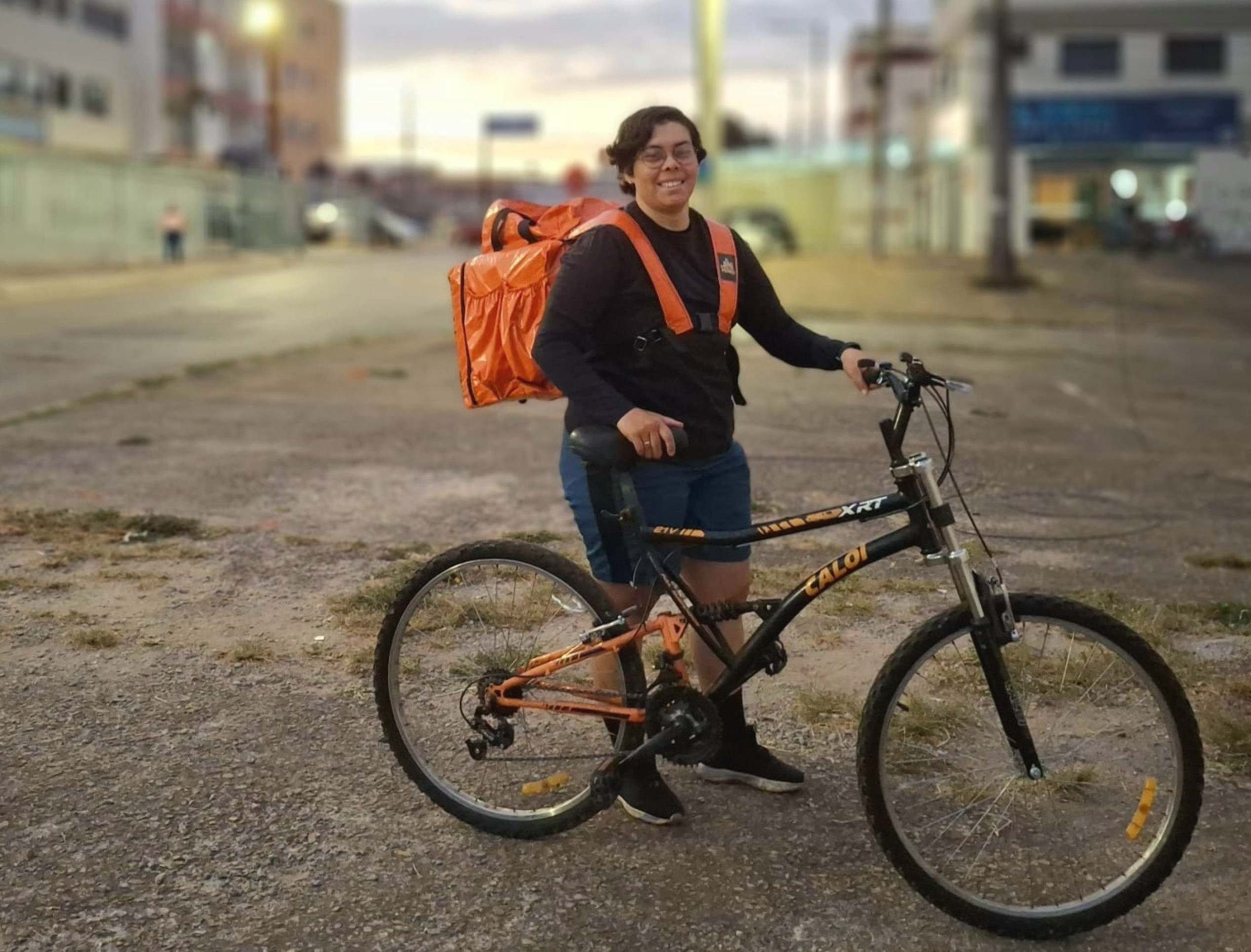 Kelly tem aprovado o trabalho como cicloentregadora. "Adoro pedalar"