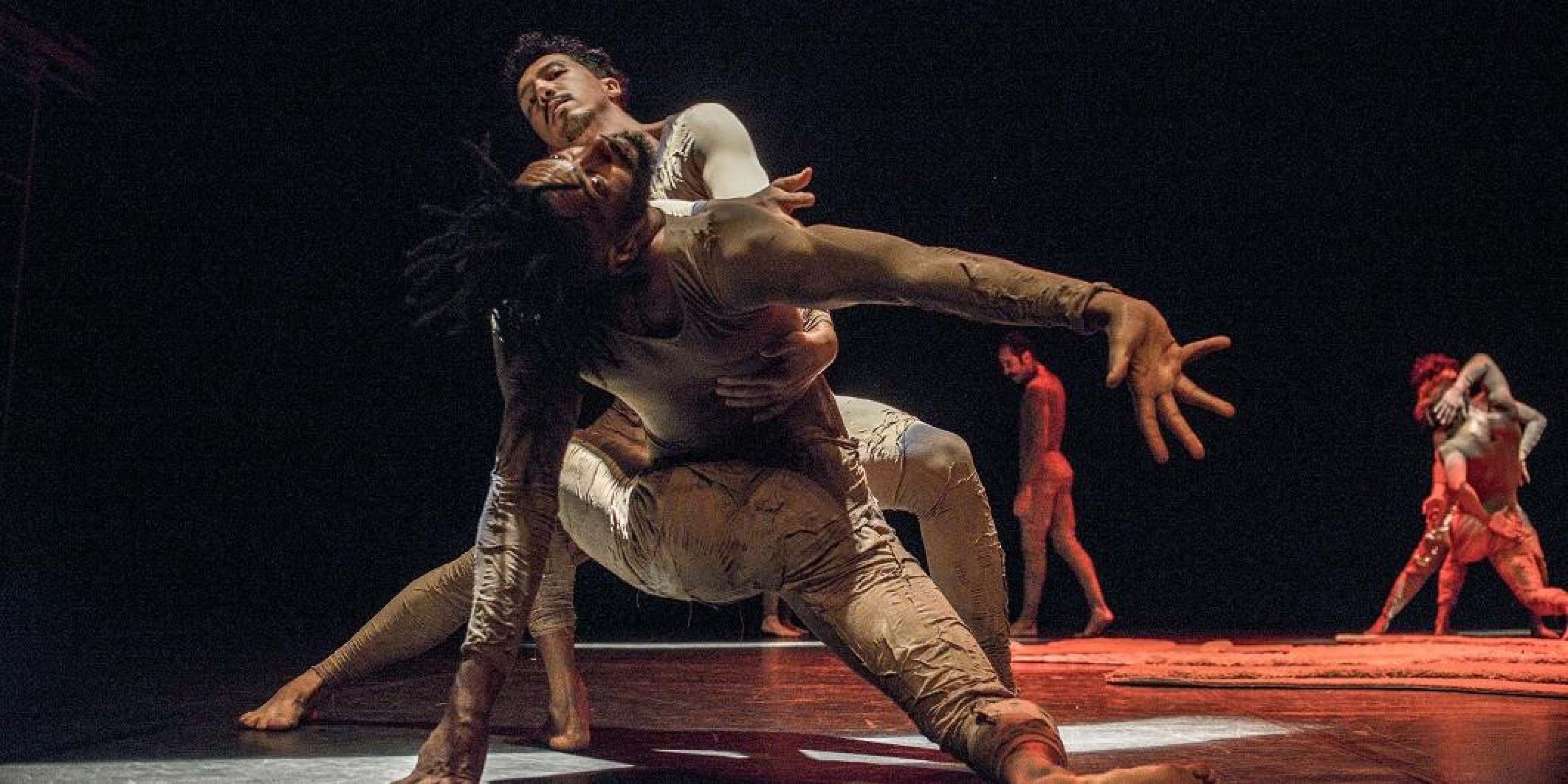 Peça inspirada em romance de E. M. Forster está em cartaz no Teatro Galpão