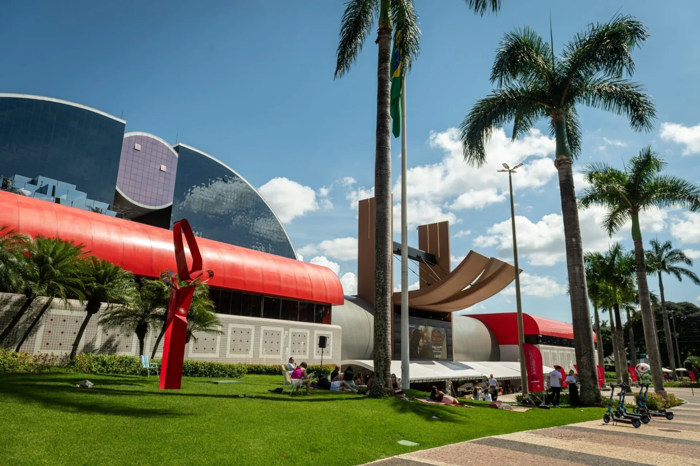 Brasília Shopping promove manhã de leitura ao ar livre com oficinas e contação de histórias para crianças