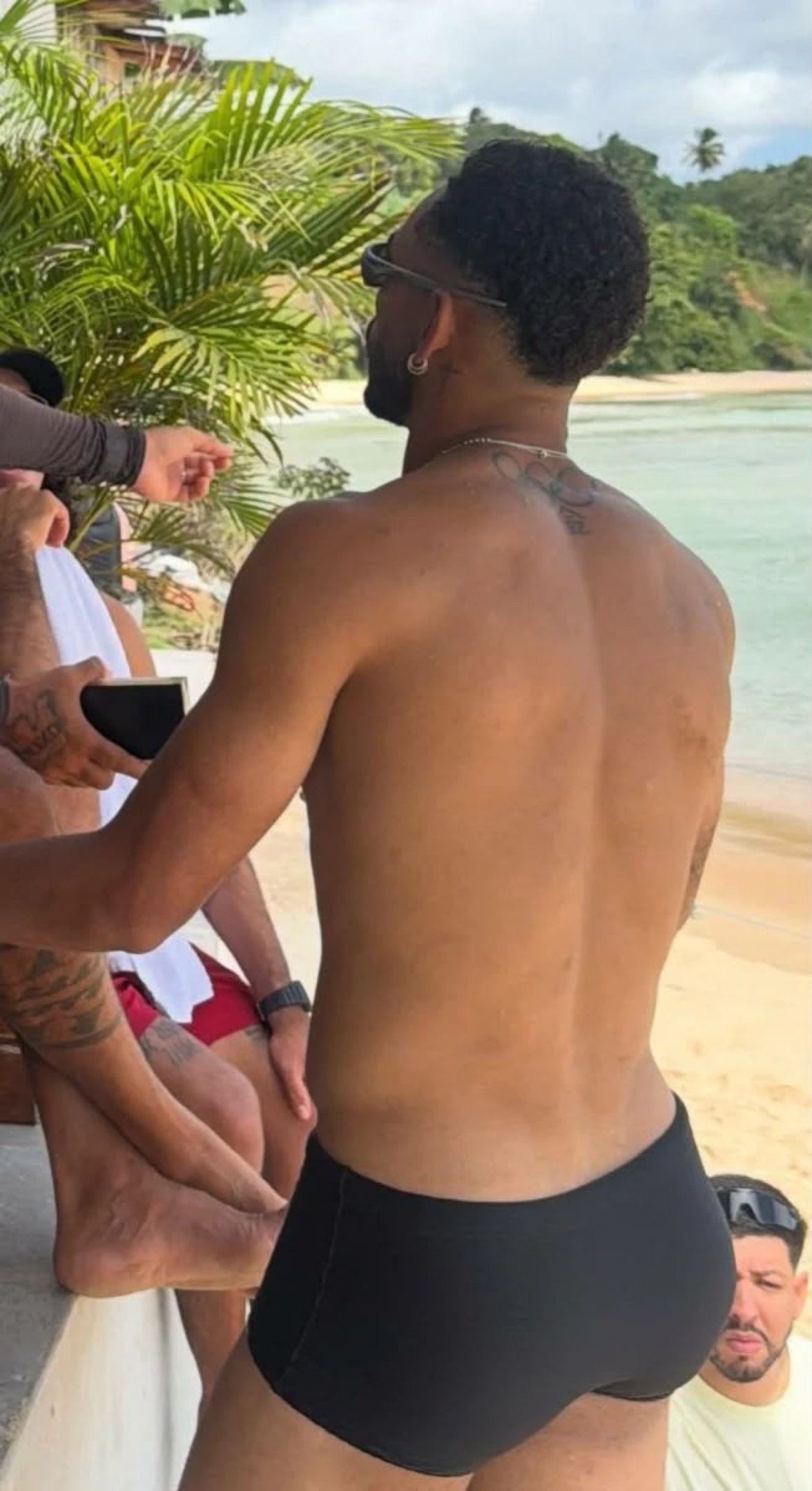 Matheus Cunha mostrando o fisico 