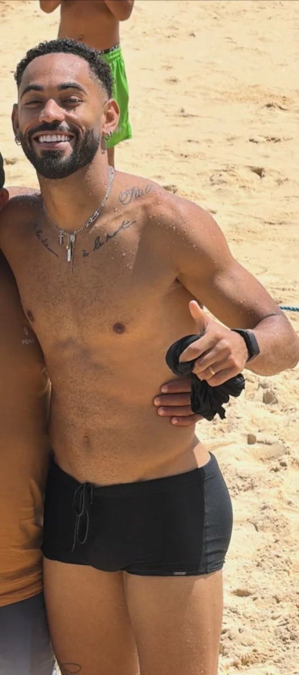 Matheus Cunha mostrando o fisico 