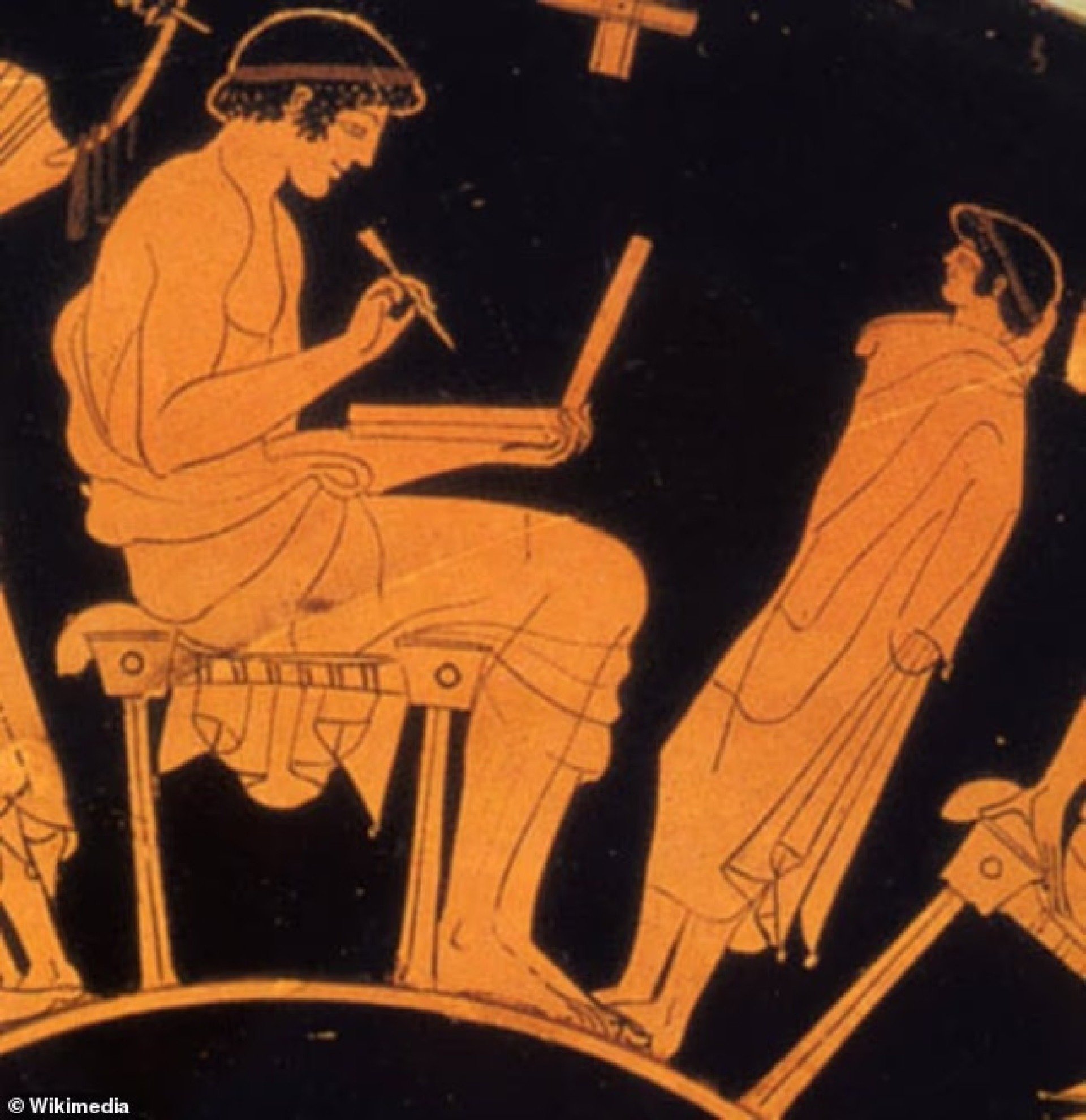 Alguns desenhos em vasos de cerca de 500 a.C. parecem mostrar pessoas segurando um dispositivo aberto, com formato e tamanho que lembram computadores modernos.  