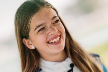 A jovem piloto Victoria Farfus, destaque no automobilismo internacional, sorri ao falar sobre sua trajetória em busca da Fórmula 1 - (crédito: Divulgação) A jovem piloto Victoria Farfus, destaque no automobilismo internacional, sorri ao falar sobre sua trajetória em busca da Fórmula 1 - (crédito: Divulgação)