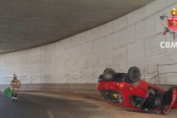 Veículo tombou no viaduto entre a EPNB e o Riacho Fundo I - (crédito: CBMDF/Divulgação) Veículo tombou no viaduto entre a EPNB e o Riacho Fundo I - (crédito: CBMDF/Divulgação)