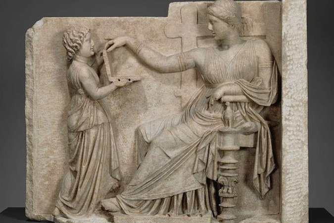 Estátua segura um objeto retangular que se assemelha a tecnologia atual; pessoas acreditam que seja prova de viagem no tempo - (crédito: The J. Paul Getty Museum) Estátua segura um objeto retangular que se assemelha a tecnologia atual; pessoas acreditam que seja prova de viagem no tempo - (crédito: The J. Paul Getty Museum)