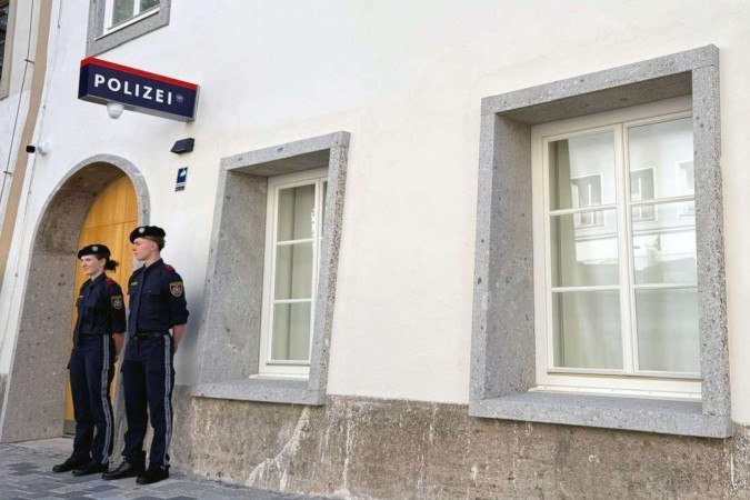 A antiga casa rebocada de amarelo foi substancialmente reformada, e por isso a fachada tem um aspecto bem diferente. - (crédito: Getty Images/ EPA) A antiga casa rebocada de amarelo foi substancialmente reformada, e por isso a fachada tem um aspecto bem diferente. - (crédito: Getty Images/ EPA)