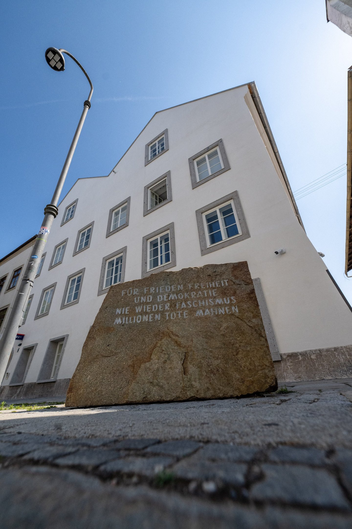 Ap&oacute;s anos de disputas judiciais, o governo assumiu o controle do pr&eacute;dio deteriorado em 2016 e decidiu transformar a casa, onde Hitler nasceu em 1889, em uma delegacia de pol&iacute;cia, que ser&aacute; inaugurada em 22 de julho de 2026. (Foto de KERSTIN JOENSSON / AFP) 