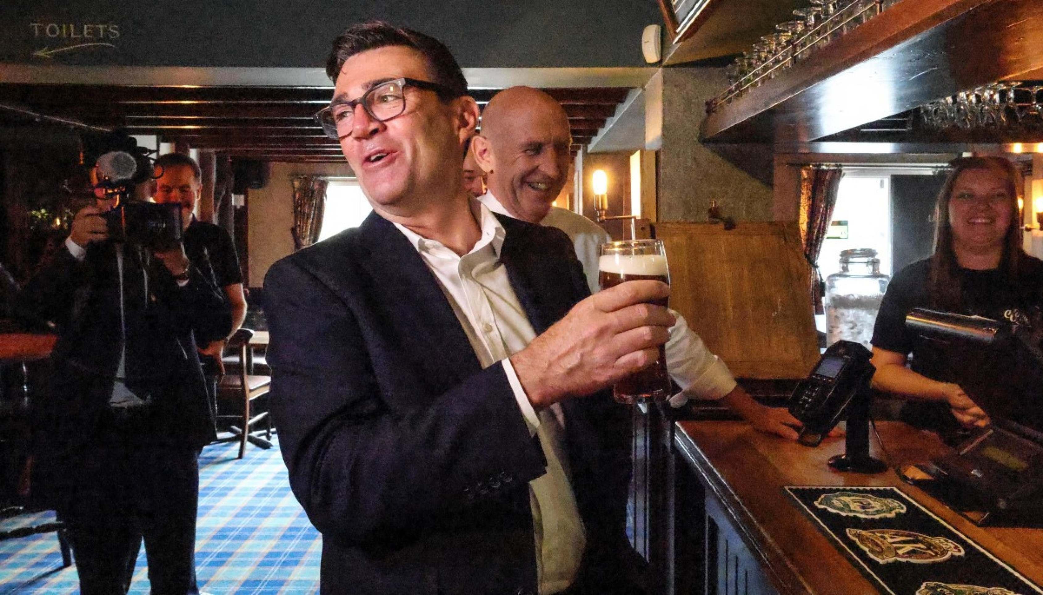 Novo primeiro-ministro britânico anuncia medidas de apoio aos pubs