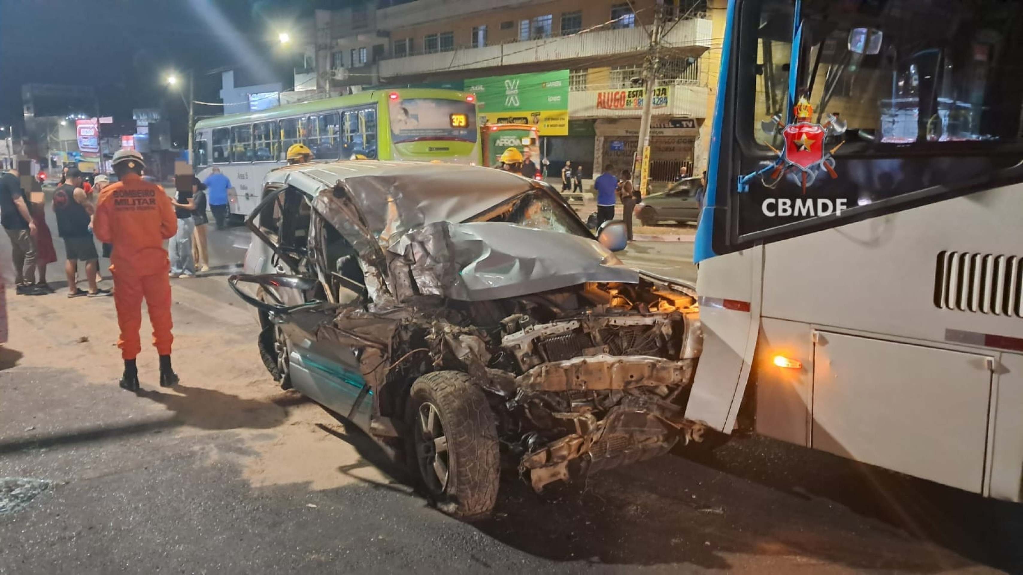 Carro fica destruído após colisão com dois ônibus na Hélio Prates
