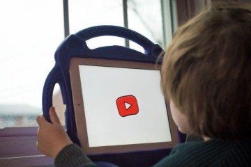 Pesquisadores identificaram músicas, conteúdo religioso e cópias de personagens com direitos autorais em vídeos gerados por IA no Youtube - (crédito: Reprodução/André Mintz/Youtube) Pesquisadores identificaram músicas, conteúdo religioso e cópias de personagens com direitos autorais em vídeos gerados por IA no Youtube - (crédito: Reprodução/André Mintz/Youtube)
