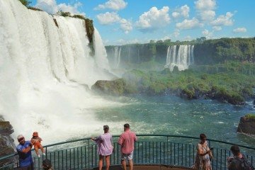 Turistas admiram as Cataratas do Iguaçu, o patrimônio natural da UNESCO que é uma vitrine global do turismo brasileiro - (crédito: Divulgação) Turistas admiram as Cataratas do Iguaçu, o patrimônio natural da UNESCO que é uma vitrine global do turismo brasileiro - (crédito: Divulgação)