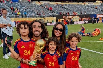 Cucurella e sua esposa, Claudia Rodríguez, têm três filhos; o pequeno Mateo motiva o visual chamativo do jogador em campo - (crédito: Reprodução/Instagra,/@cucurella3) Cucurella e sua esposa, Claudia Rodríguez, têm três filhos; o pequeno Mateo motiva o visual chamativo do jogador em campo - (crédito: Reprodução/Instagra,/@cucurella3)