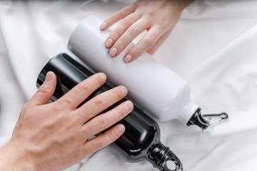 Especialista explica quando a lavagem precisa ser imediata e quais cuidados ajudam a manter o recipiente seguro para o uso diário
 -  (crédito: Pexels/cottonbro studio)