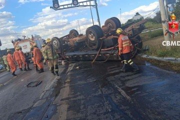 Bombeiros fazem contenção de combustível após capotamento do caminhão - (crédito: Divulgação/CBMDF) Bombeiros fazem contenção de combustível após capotamento do caminhão - (crédito: Divulgação/CBMDF)
