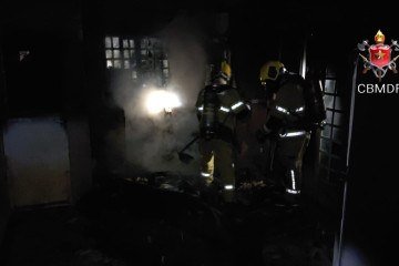 Fogo tomou principalmente a sala da casa -  (crédito: Corpo de Bombeiros Militar do Distrito Federal/Divulga&ccedil;&atilde;o)