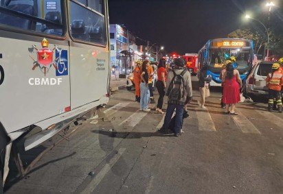 Colis&atilde;o entre SUV e dois &ocirc;nibus deixa ferido na Avenida H&eacute;lio Prates
