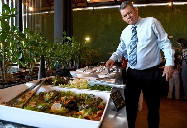 O gerente do restaurante Tarumã, Jaider Ribeiro, diz que muitos preferem o buffet porque conseguem colocar só a quantidade que vão comer -  (crédito:  Marcelo Ferreira/CB/D.A Press)