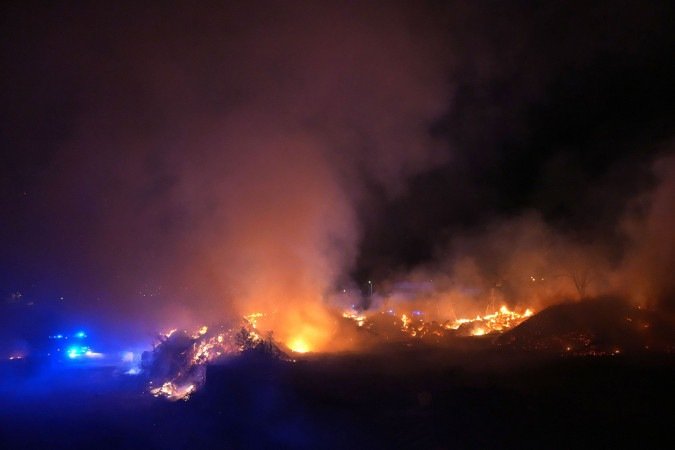 Fardos de palha em chamas aparecem enquanto bombeiros combatem um incêndio florestal na região de Cebreros, perto de Ávila — a 80 km a oeste de Madri —, durante a noite de 24 de julho de 2026. Os piores incêndios florestais da história da região de Madri alastram-se a oeste da capital espanhola, forçando as autoridades a evacuar áreas ou a determinar que cerca de 40.000 pessoas permaneçam em casa. (Foto de Cesar MANSO / AFP) - (crédito: AFP) Fardos de palha em chamas aparecem enquanto bombeiros combatem um incêndio florestal na região de Cebreros, perto de Ávila — a 80 km a oeste de Madri —, durante a noite de 24 de julho de 2026. Os piores incêndios florestais da história da região de Madri alastram-se a oeste da capital espanhola, forçando as autoridades a evacuar áreas ou a determinar que cerca de 40.000 pessoas permaneçam em casa. (Foto de Cesar MANSO / AFP) - (crédito: AFP)