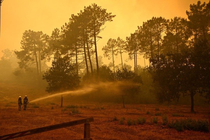 Um mega-incêndio avançou sobre a península de Cap Ferret, no sudoeste da França. (Photo by JULIEN DE ROSA / AFP) - (crédito: AFP) Um mega-incêndio avançou sobre a península de Cap Ferret, no sudoeste da França. (Photo by JULIEN DE ROSA / AFP) - (crédito: AFP)