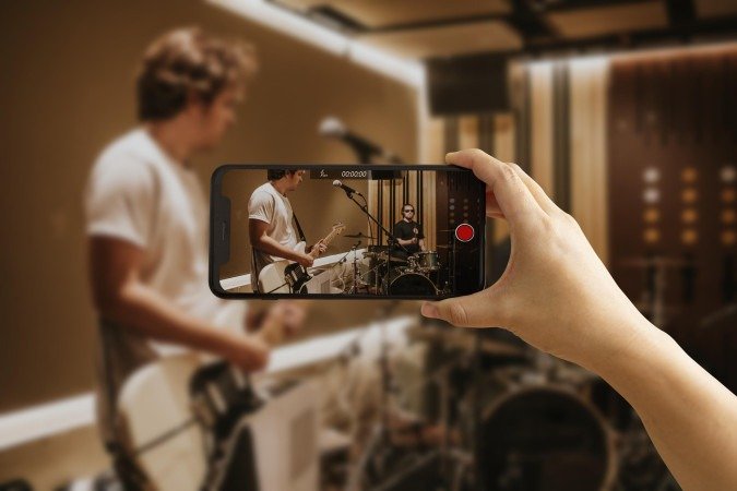 Entenda em quais situações a gravação e a divulgação de imagens de terceiros podem gerar processos por danos morais ou até mesmo acusações criminais
- (crédito: Reprodução/Freepik) Entenda em quais situações a gravação e a divulgação de imagens de terceiros podem gerar processos por danos morais ou até mesmo acusações criminais
- (crédito: Reprodução/Freepik)