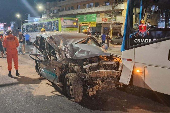 Colisão entre SUV e dois ônibus deixa ferido na Avenida Hélio Prates - (crédito: CBMDF/Divulgação) Colisão entre SUV e dois ônibus deixa ferido na Avenida Hélio Prates - (crédito: CBMDF/Divulgação)