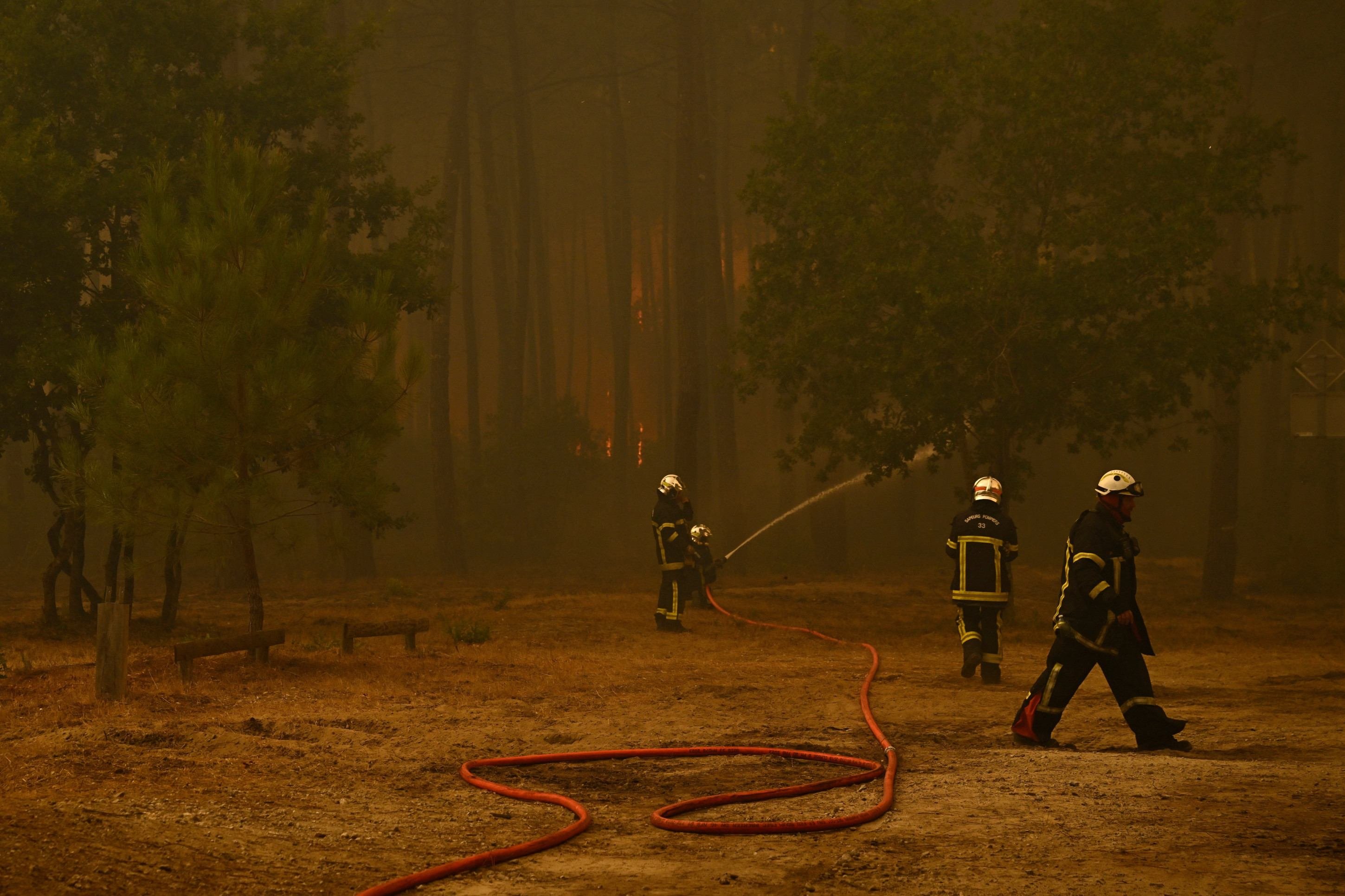 Um mega-inc&ecirc;ndio avan&ccedil;ou sobre a pen&iacute;nsula de Cap Ferret, no sudoeste da Fran&ccedil;a. (Photo by JULIEN DE ROSA / AFP)       