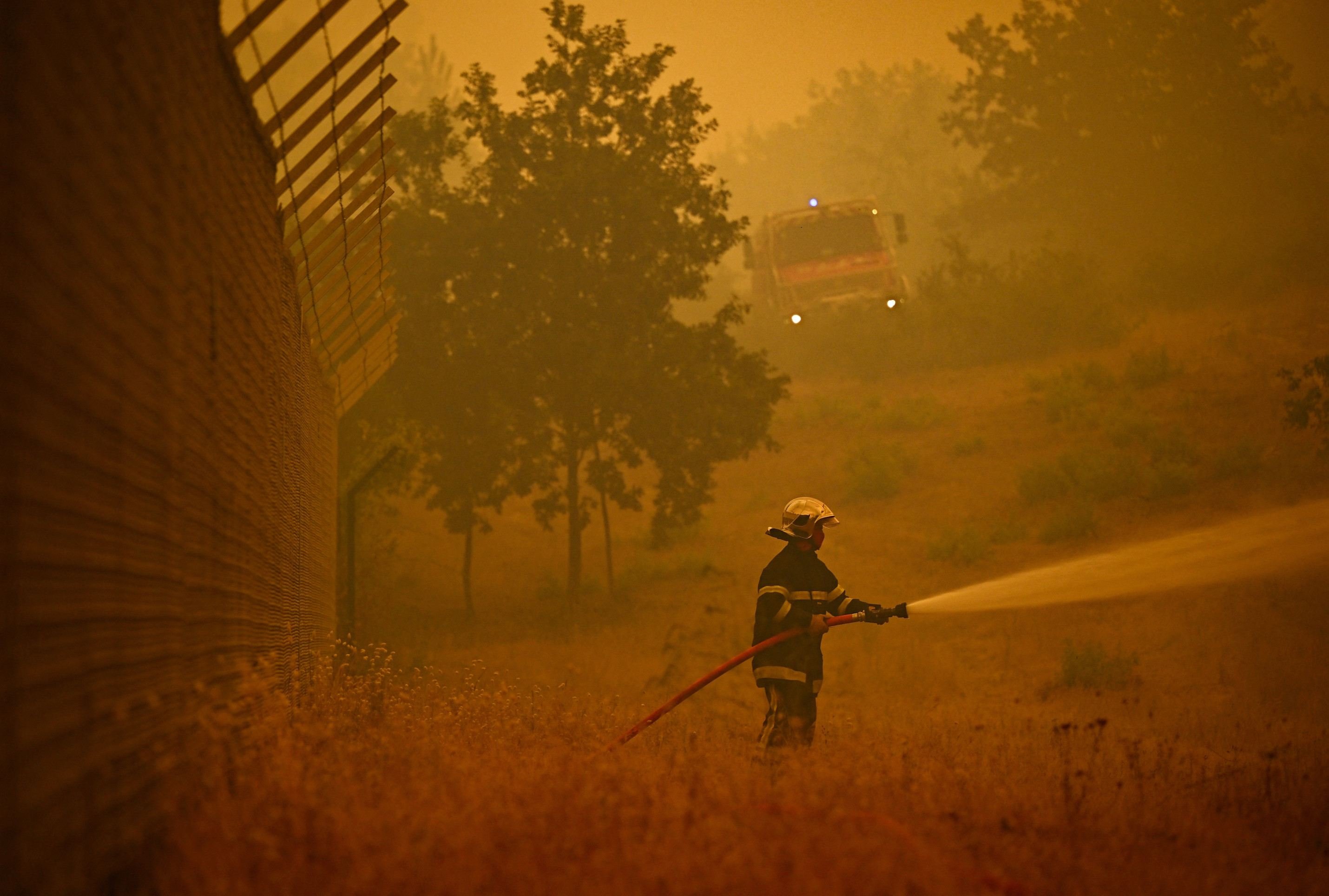 Um mega-inc&ecirc;ndio avan&ccedil;ou sobre a pen&iacute;nsula de Cap Ferret, no sudoeste da Fran&ccedil;a. (Photo by JULIEN DE ROSA / AFP)       