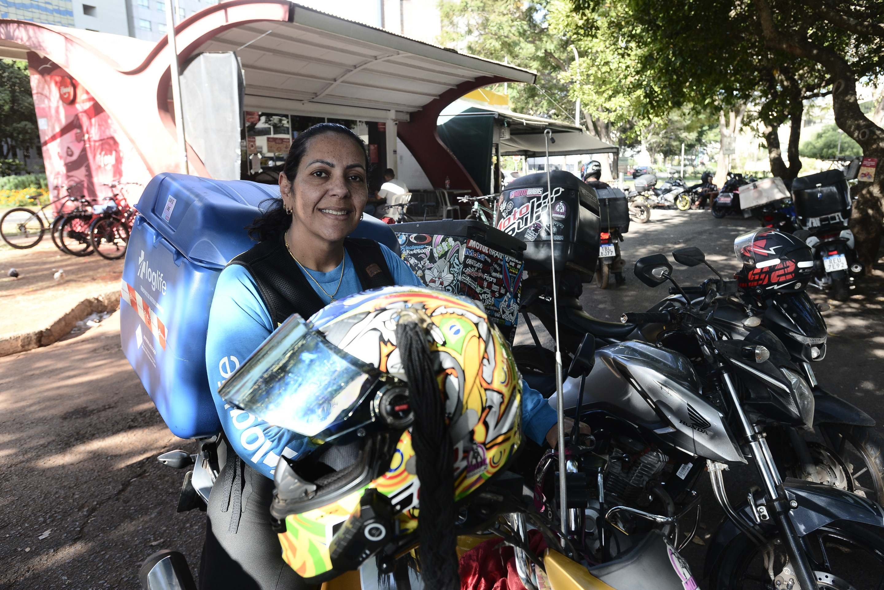 Carolina Souza criou o coletivo Moto Brabas, que tem 200 mulheres