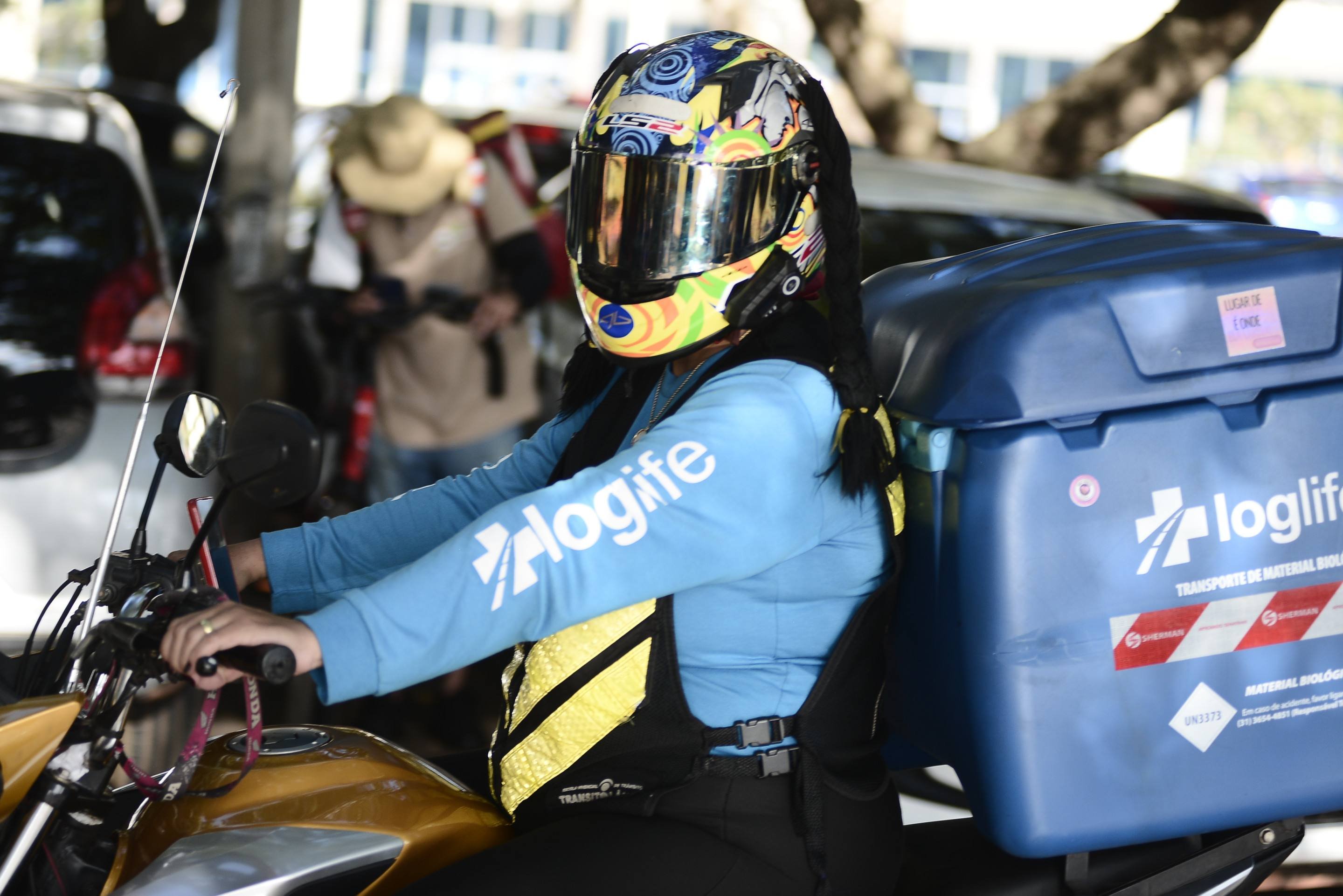 Carolina Souza criou o coletivo Moto Brabas, que tem 200 mulheres