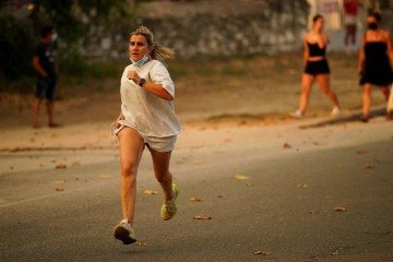 Bombeiros e civis tentam apagar um incêndio florestal à medida que ele se aproxima de uma casa na província espanhola de Ávila - (crédito: EPA) Bombeiros e civis tentam apagar um incêndio florestal à medida que ele se aproxima de uma casa na província espanhola de Ávila - (crédito: EPA)