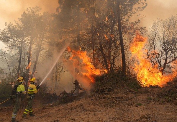 Na imagem, os inc&ecirc;ndios h&aacute; 80 km a oeste de Madri neste s&aacute;bado (25/7) -  (crédito: AFP)