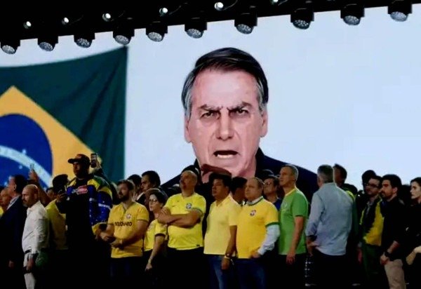 Inteligência artificial 'permite' que ex-presidente participe de ato  -  (crédito:  Reprodução/Redes Sociais)
