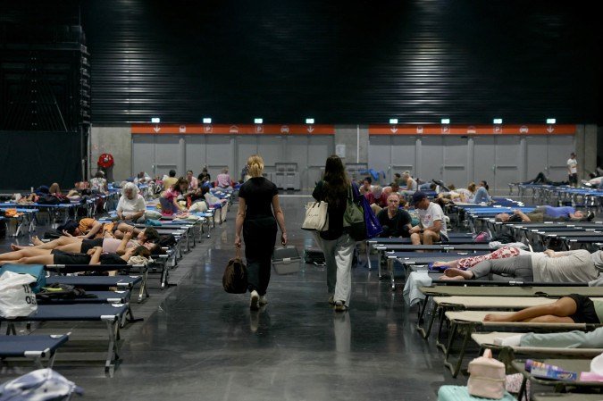 Moradores da área de Bordeaux se abrigam em parque de exposições da cidade - (crédito: Alain Jocard/AFP) Moradores da área de Bordeaux se abrigam em parque de exposições da cidade - (crédito: Alain Jocard/AFP)