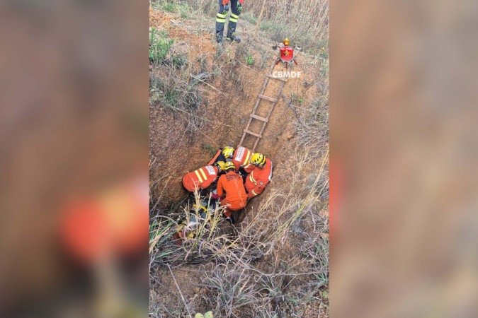 Bombeiros encontraram vítima caída em um buraco que estava sendo manilhado - (crédito: Divulgação/CBMDF) Bombeiros encontraram vítima caída em um buraco que estava sendo manilhado - (crédito: Divulgação/CBMDF)