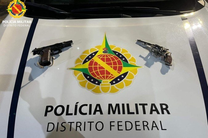 As armas foram apreendidas após fuga do homem - (crédito: CCS PM/ Divulgação) As armas foram apreendidas após fuga do homem - (crédito: CCS PM/ Divulgação)